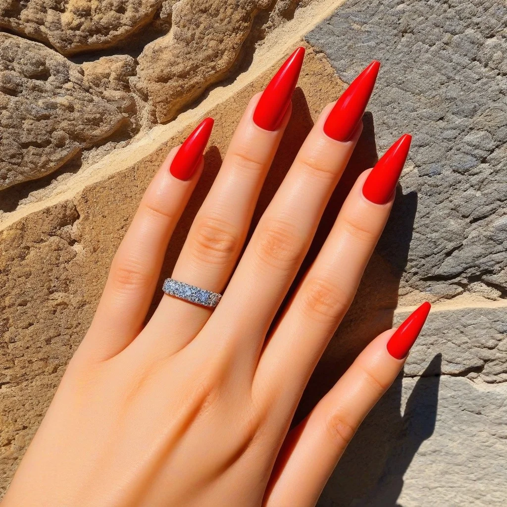 Un détail d’une œuvre abstraite en fond, flouté, où des traits rouges et gris s’entrelacent comme des racines ou des veines. Au premier plan, une main d’enfant (petite, avec un ongle cassé) tient un crayon de cire émoussé, posé sur le sol en pierre du musée. La lumière est douce, presque dorée, comme à la fin d’une journée d’été.